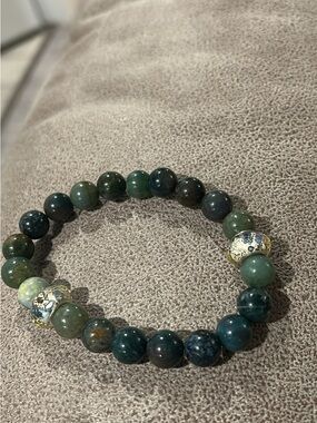 Handcrafted Green Agate Bead Bracelet with Decorative Accent Beads